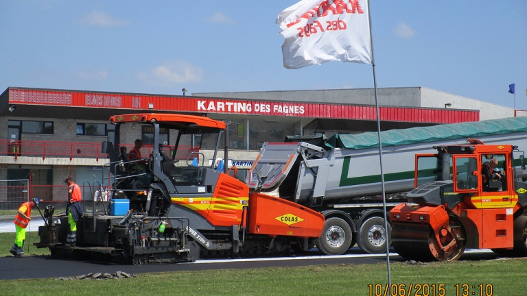 Nouvelle couche de roulement par Colas au Karting des Fagnes